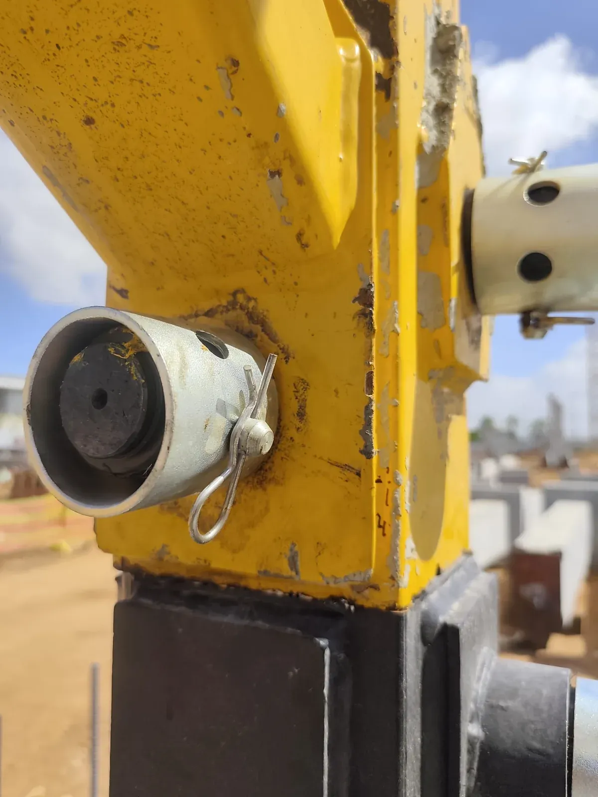 תקריב של פין החיבור ותפס הנעילה בין חוליית השתילה למסגרת העגורן