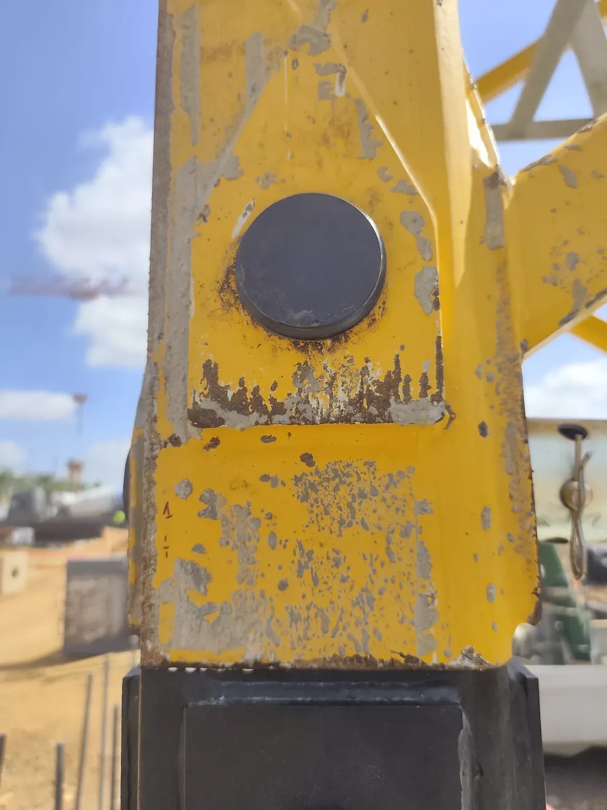תקריב של רגל שתילה צהובה ועליה סימון צלב אדום ומספר 1, נקודת המדידה הקבועה של אותה רגל