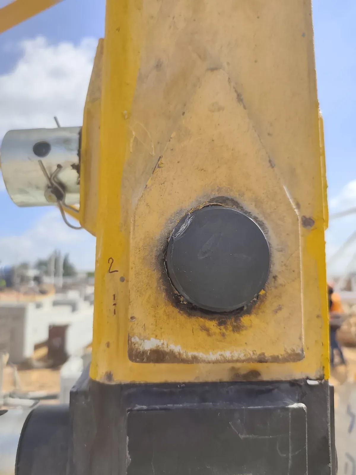 תקריב של רגל שתילה מספר 2 עם סימון צלב אדום, ופין חיבור מתכתי בצד המסגרת