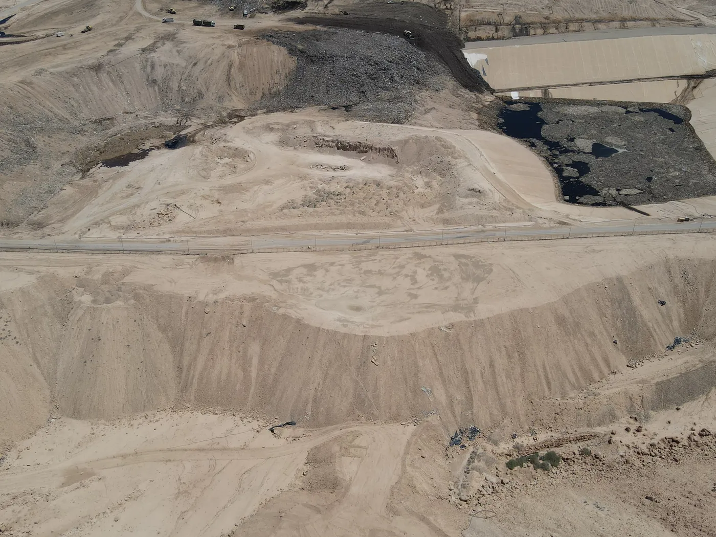 שטח התא במבט רחפן רחב, בין שטחי עפר ודרכי גישה במטמנות אפעה