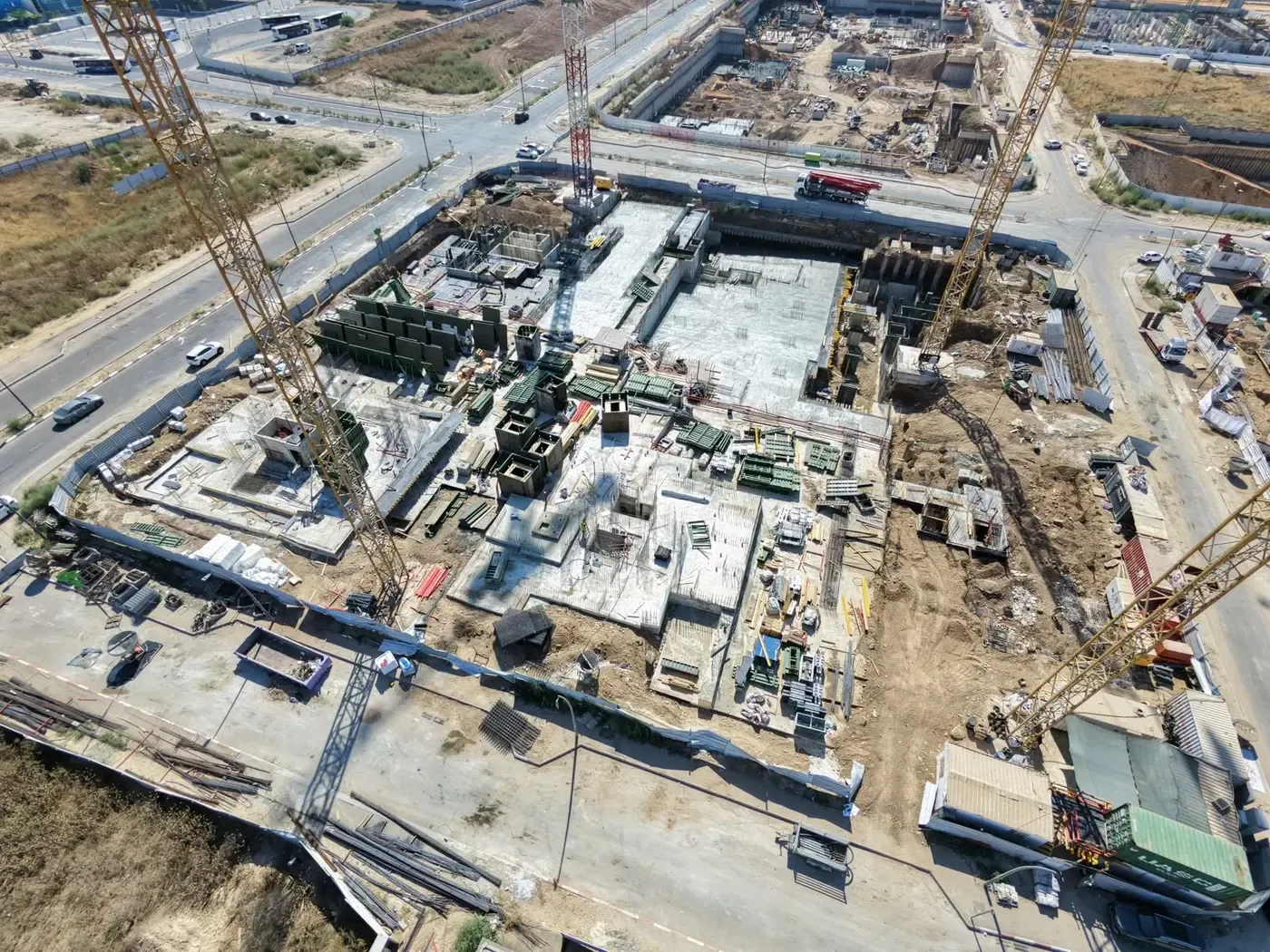 פינת האתר במבט אוויר, עם הצמתים והרחובות החדשים של השכונה סביב גדר האתר