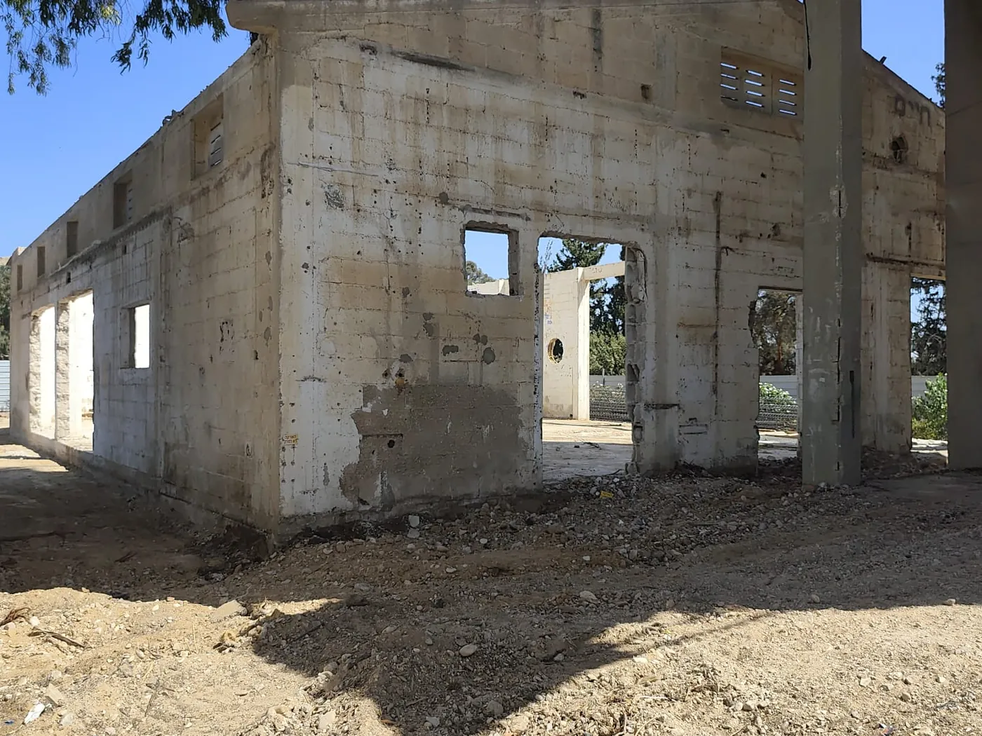 הקיר הצדדי של מבנה האסם ועמודי הבטון הקיימים לצדו