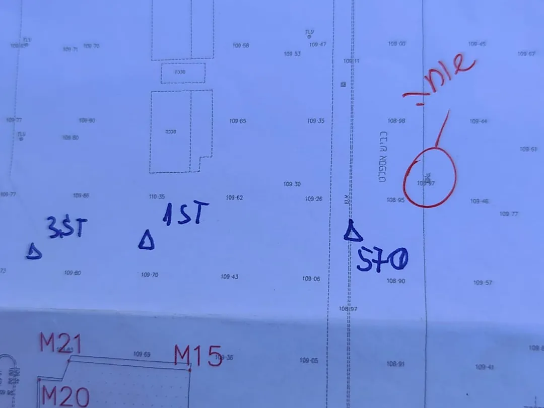 תדפיס של מפת המדידה עם נקודות רשת הבקרה מסומנות ביד, ושוחה מוקפת בעיגול אדום